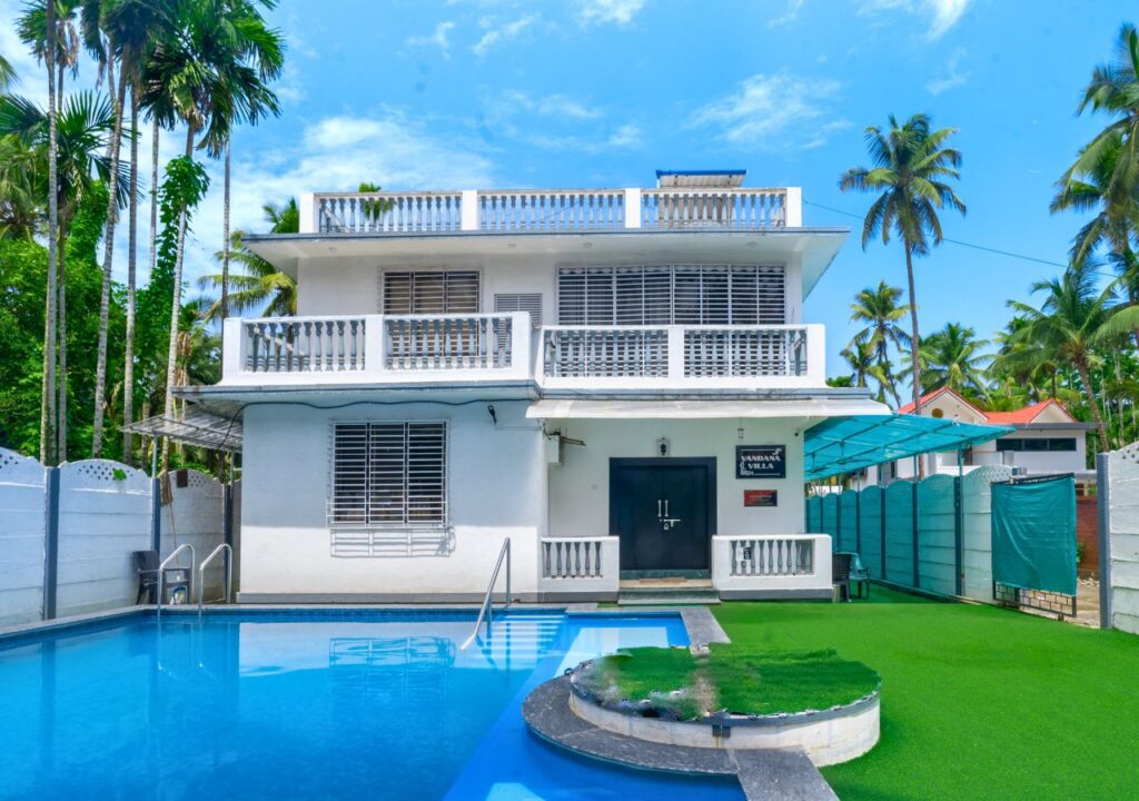 Vandana Villa Alibag: the villa, the private pool and the turf lawn